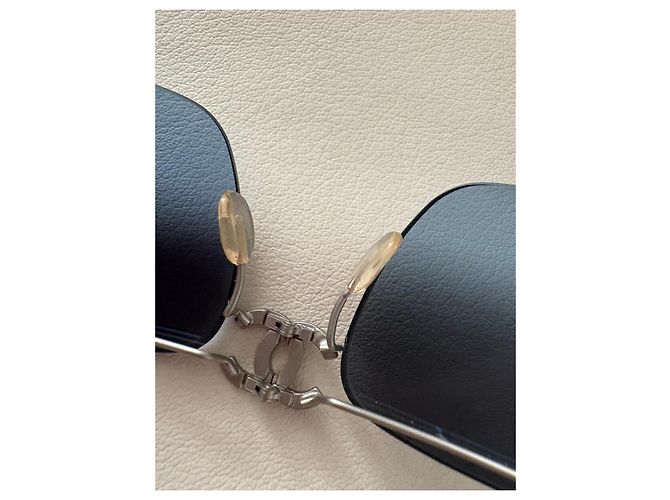 Óculos de sol Chanel em metal cinza com logo CC Metálico Azul claro - vista 10