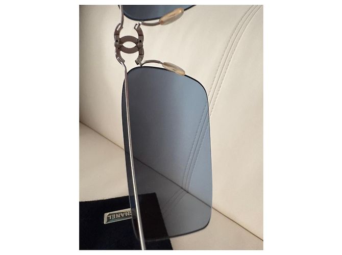 Óculos de sol Chanel em metal cinza com logo CC Metálico Azul claro - vista 15