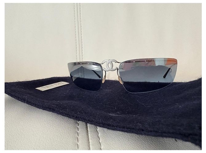 Óculos de sol Chanel em metal cinza com logo CC Metálico Azul claro - vista 2