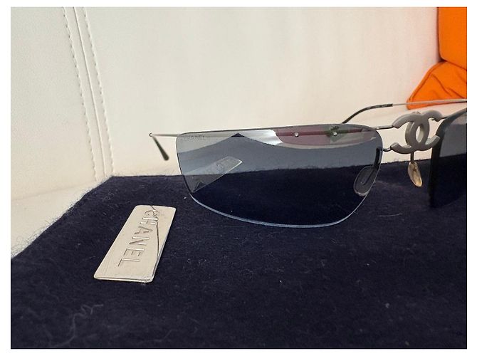 Óculos de sol Chanel em metal cinza com logo CC Metálico Azul claro - vista 3