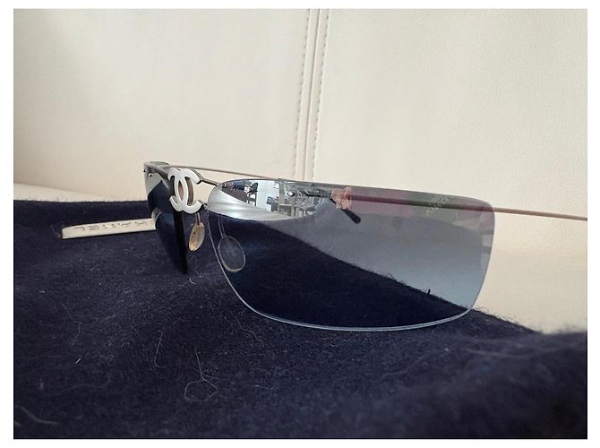 Óculos de sol Chanel em metal cinza com logo CC Metálico Azul claro - vista 4