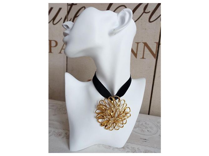 Pendente e spilla Yves Saint Laurent degli anni '80 placcati in oro D'oro - vista 12