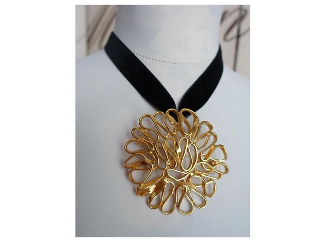Pendente e spilla Yves Saint Laurent degli anni '80 placcati in oro D'oro - vista 5