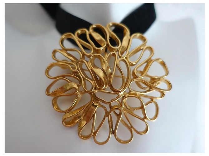Pendente e spilla Yves Saint Laurent degli anni '80 placcati in oro D'oro - vista 6