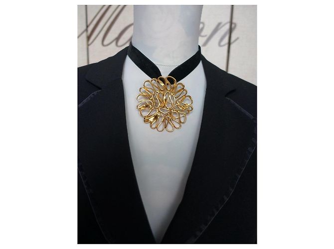Pendente e spilla Yves Saint Laurent degli anni '80 placcati in oro D'oro - vista 9
