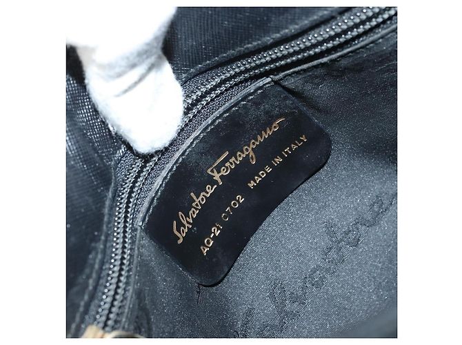 Bolsa de Ombro Gancini em Couro Preto e Dourado Auth BA11825 da Salvatore Ferragamo - vista 12