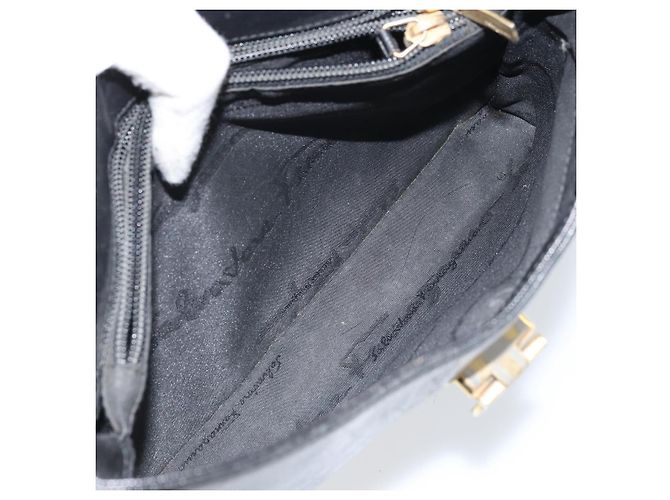 Bolsa de Ombro Gancini em Couro Preto e Dourado Auth BA11825 da Salvatore Ferragamo - vista 23