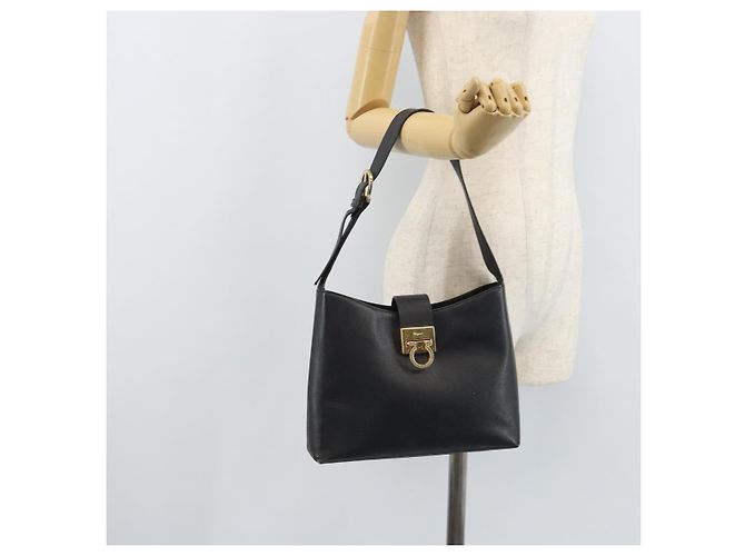 Bolsa de Ombro Gancini em Couro Preto e Dourado Auth BA11825 da Salvatore Ferragamo - vista 24