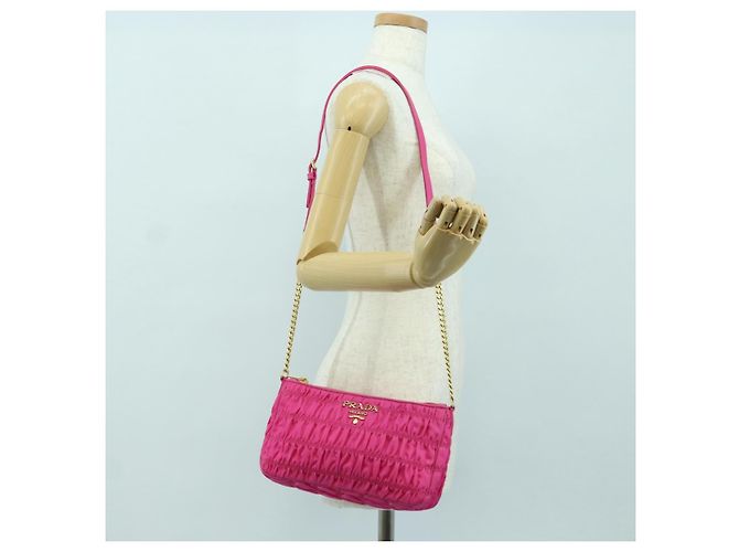 Borsa a spalla con catena Prada in nylon rosa e oro 1BH152 Auth SW2261SAM D'oro - vista 25