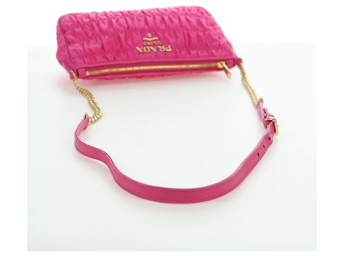 Borsa a spalla con catena Prada in nylon rosa e oro 1BH152 Auth SW2261SAM D'oro - vista 7