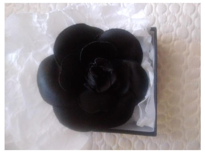 Spilla Camelia Chanel in seta nera Nero - vista 2