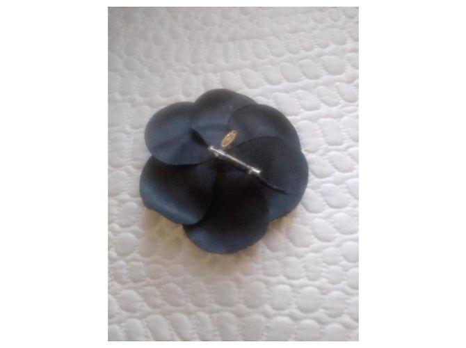 Spilla Camelia Chanel in seta nera Nero - vista 3