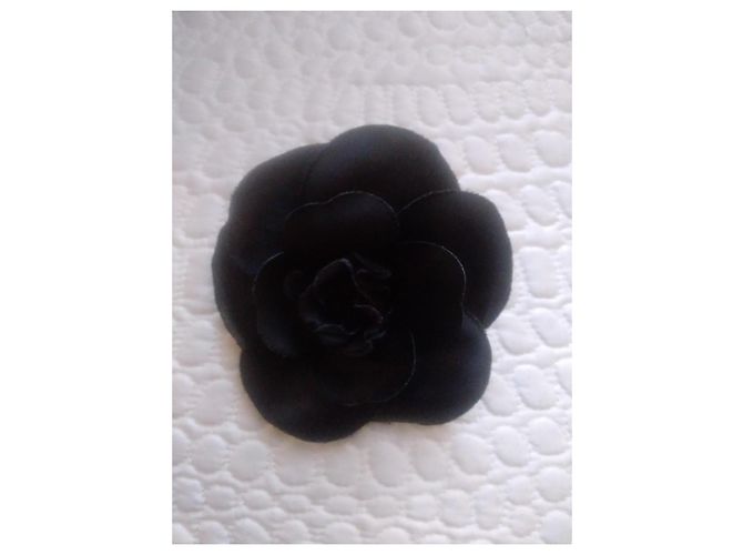 Spilla Camelia Chanel in seta nera Nero - vista 4