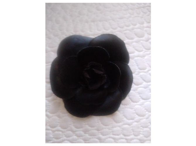 Spilla Camelia Chanel in seta nera Nero - vista 5