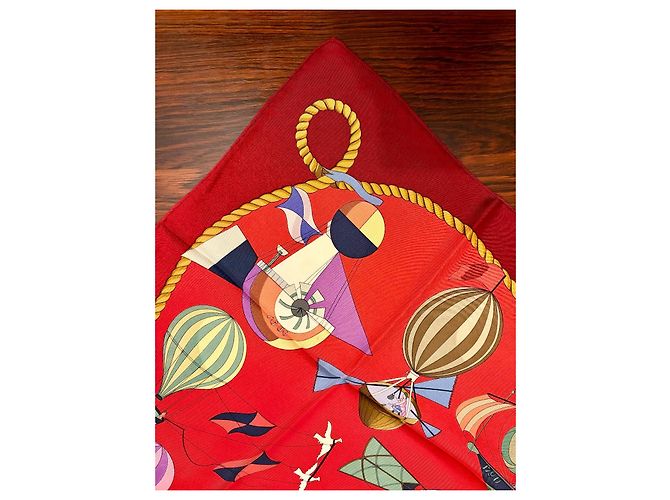Hermès: "Les Folies Du Ciel" Seidentwill-Schal. 90 cm Ausgezeichneter Zustand Mehrfarben - Ansicht 4