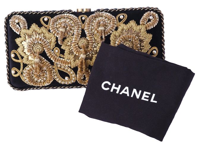 Gabrielle Clutch in velluto nero ricamato in oro di Chanel – anni '10 - Ansicht 14