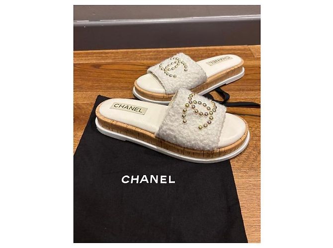 Infradito in Panno Bianco con Logo CC di Chanel - vista 10