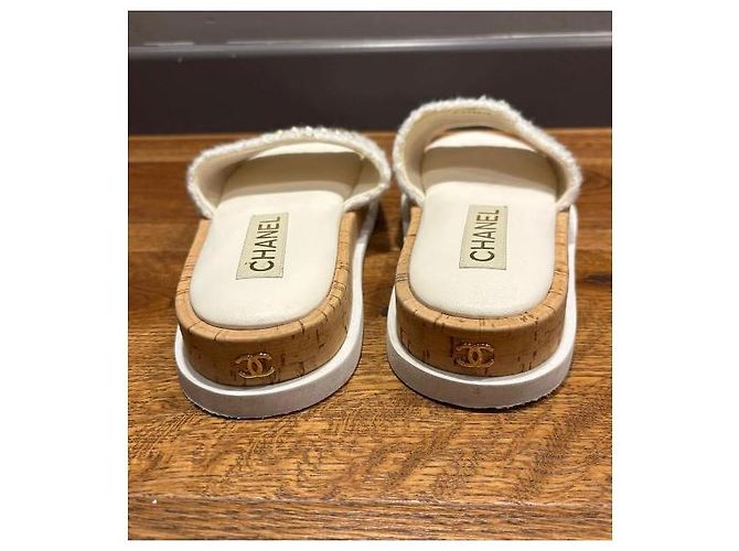 Infradito in Panno Bianco con Logo CC di Chanel - vista 11