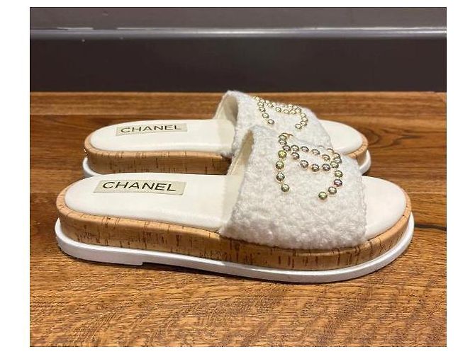 Infradito in Panno Bianco con Logo CC di Chanel - vista 2