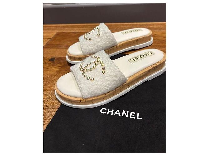 Infradito in Panno Bianco con Logo CC di Chanel - vista 3