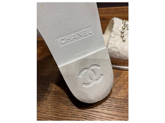 Infradito in Panno Bianco con Logo CC di Chanel - vista 4