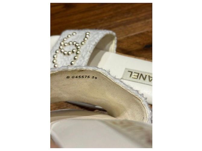 Infradito in Panno Bianco con Logo CC di Chanel - vista 5