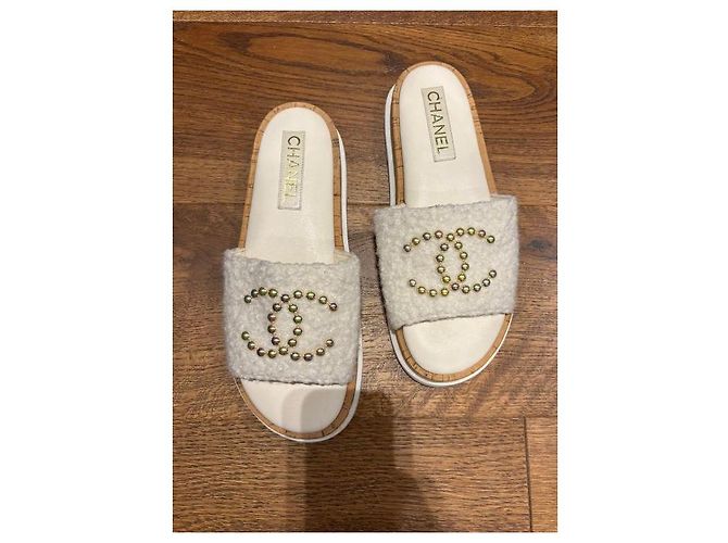 Infradito in Panno Bianco con Logo CC di Chanel - vista 7