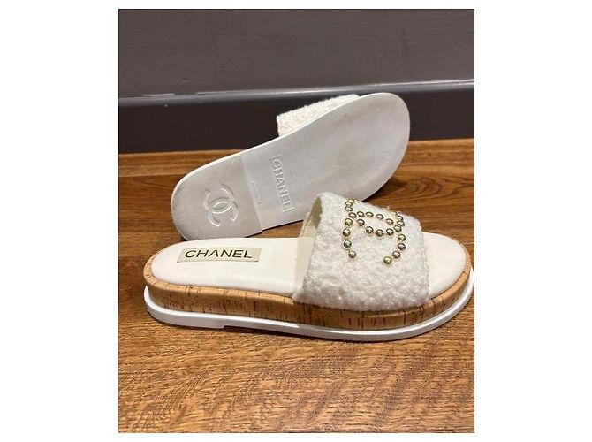 Infradito in Panno Bianco con Logo CC di Chanel - vista 9