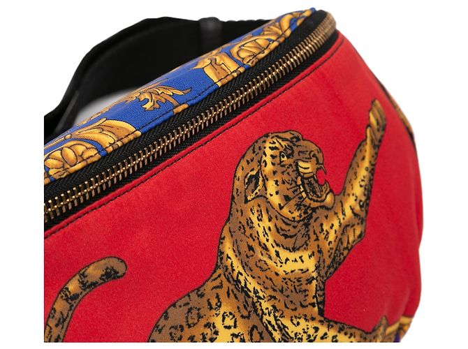 Belt bag in nylon stampato con leopardo rosso barocco Versace - vista 8