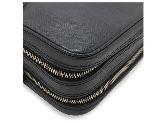 Clutch Pavel Taiga Louis Vuitton Nero - vista 3