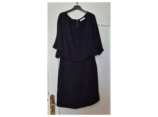 Vestido negro Sandro
Vestido Sandro talla 36 S negro, parte superior drapeada con mangas murciélago - vista 2