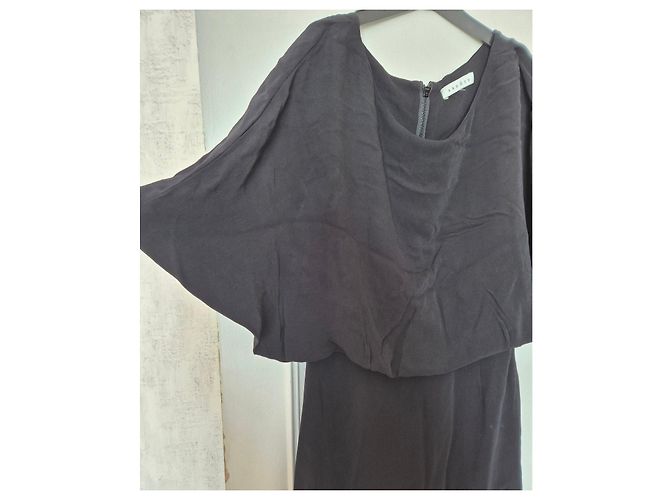 Vestido negro Sandro
Vestido Sandro talla 36 S negro, parte superior drapeada con mangas murciélago - vista 3