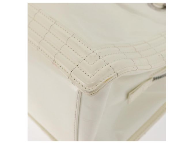Borsa Boy Chanel in pelle verniciata bianca con catena, CC argento, Auth YKZ1054A Bianco - vista 11