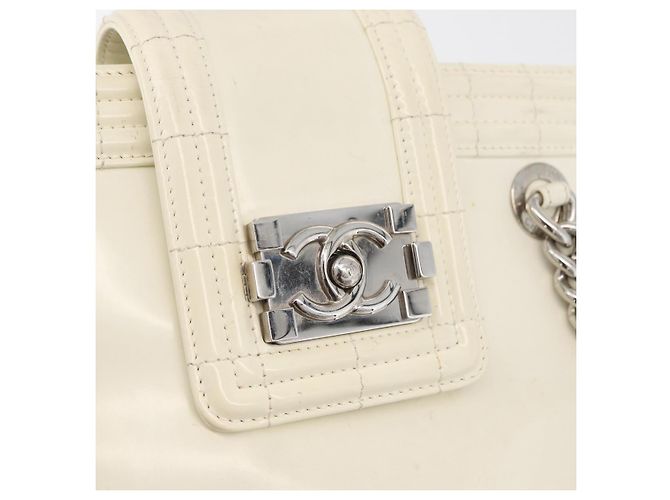 Borsa Boy Chanel in pelle verniciata bianca con catena, CC argento, Auth YKZ1054A Bianco - vista 14