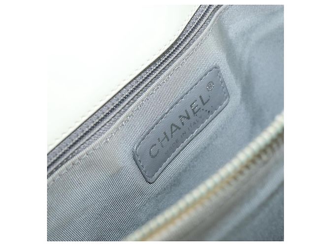 Borsa Boy Chanel in pelle verniciata bianca con catena, CC argento, Auth YKZ1054A Bianco - vista 15
