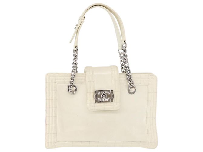 Borsa Boy Chanel in pelle verniciata bianca con catena, CC argento, Auth YKZ1054A Bianco - vista 2