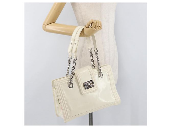 Borsa Boy Chanel in pelle verniciata bianca con catena, CC argento, Auth YKZ1054A Bianco - vista 24