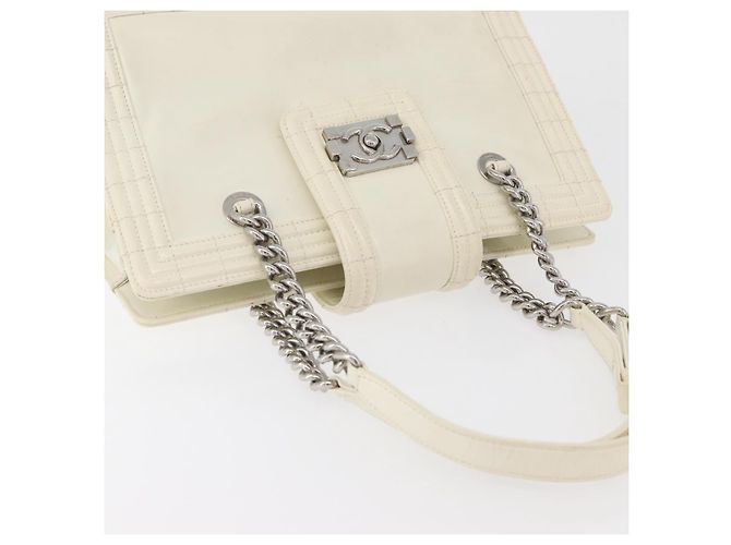 Borsa Boy Chanel in pelle verniciata bianca con catena, CC argento, Auth YKZ1054A Bianco - vista 6