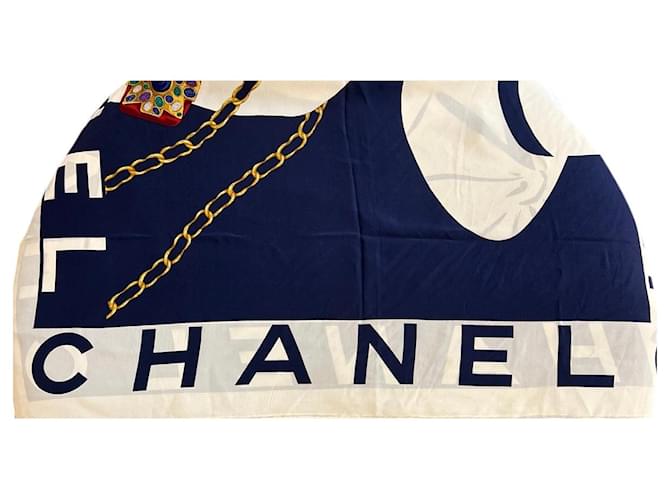 Foulard in seta blu e bianco di Chanel con logo - vista 2