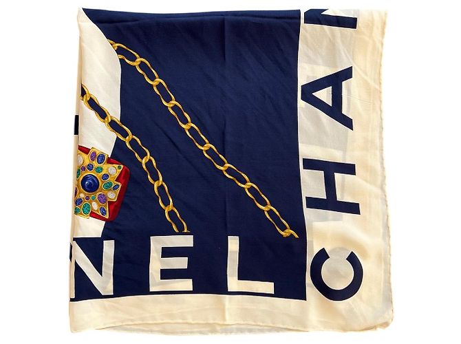 Foulard in seta blu e bianco di Chanel con logo - vista 3