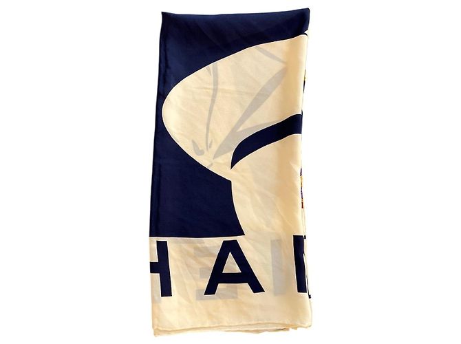 Foulard in seta blu e bianco di Chanel con logo - vista 4