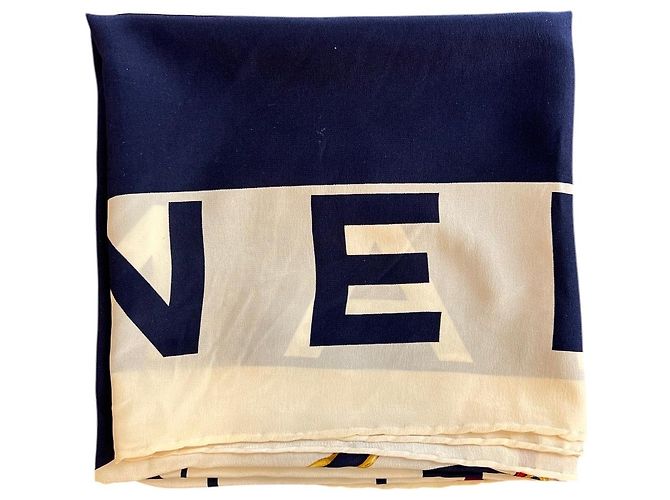 Foulard in seta blu e bianco di Chanel con logo - vista 5