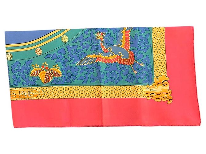 Foulard in seta Hermès blu e rosa con motivi floreali - vista 2
