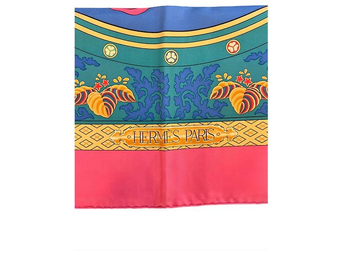 Foulard in seta Hermès blu e rosa con motivi floreali - vista 3