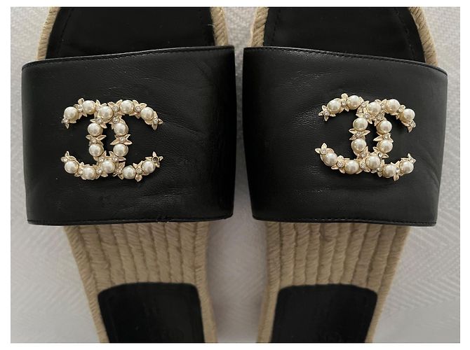 Chanel Espadrilles aus schwarzem Leder mit Perlen CC - Ansicht 2