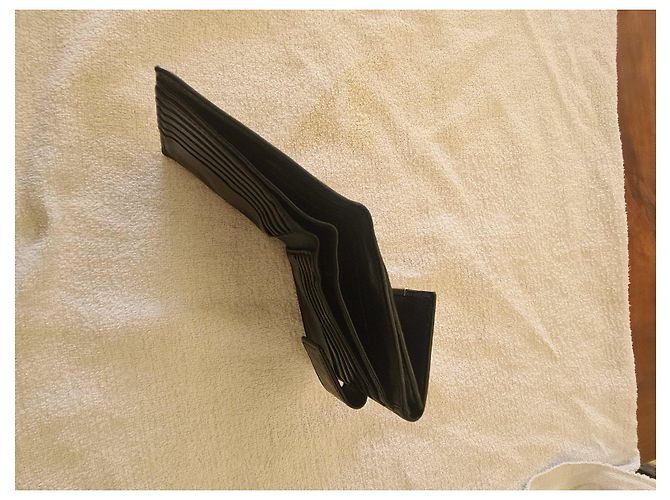 Gucci black leather wallet with embossed GG - view 10