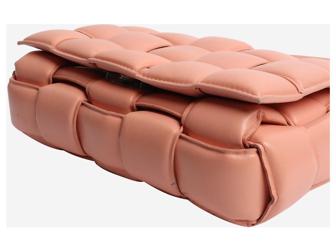 Bottega Veneta Bolsa Cassette acolchoada rosa - vista 4
