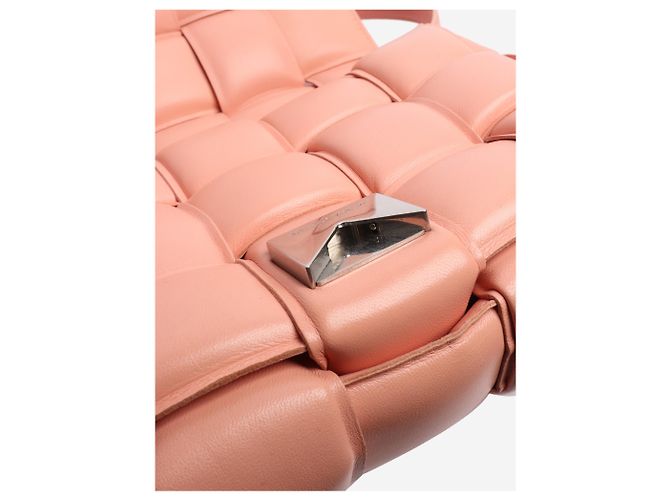 Bottega Veneta Bolsa Cassette acolchoada rosa - vista 5