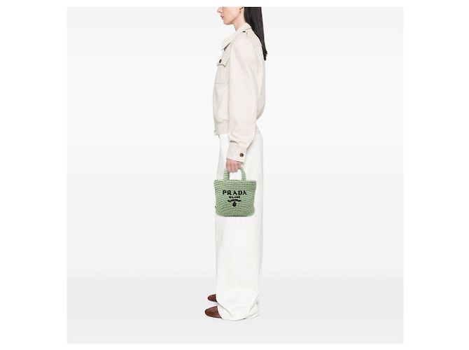 Prada Grüner kleiner Tote aus gehäkeltem Raphia-Effekt mit besticktem Logo Hellgrün - Ansicht 6
