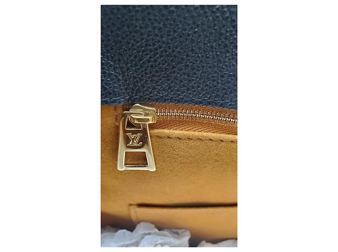 Bolso OnTheGo GM Monogram Empreinte en cuero negro de Louis Vuitton - vista 26